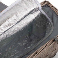 Antiker Kühlkorb aus gewaschener Weide mit Picknickdecke