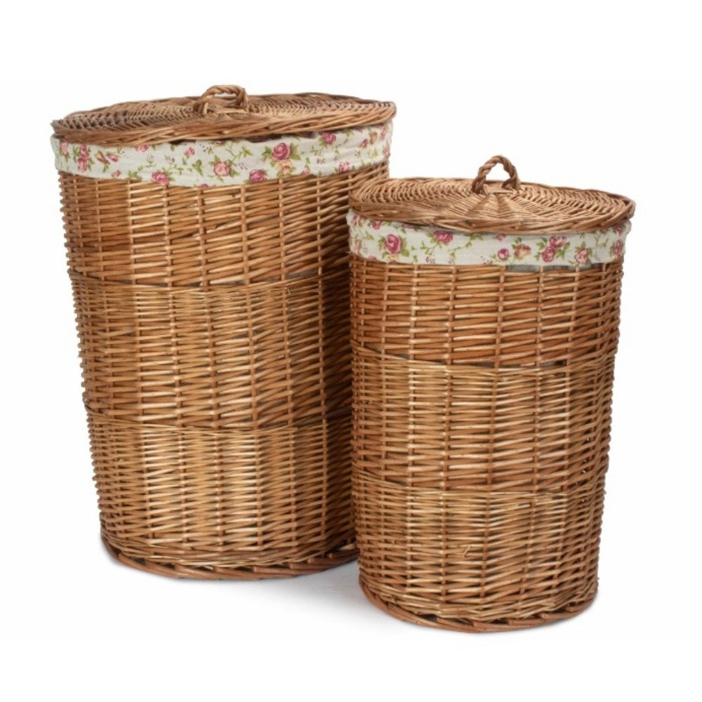 Paniers à linge ronds doublés de roses de jardin légèrement cuits à la vapeur