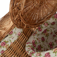 Paniers à linge ronds doublés de roses de jardin légèrement cuits à la vapeur