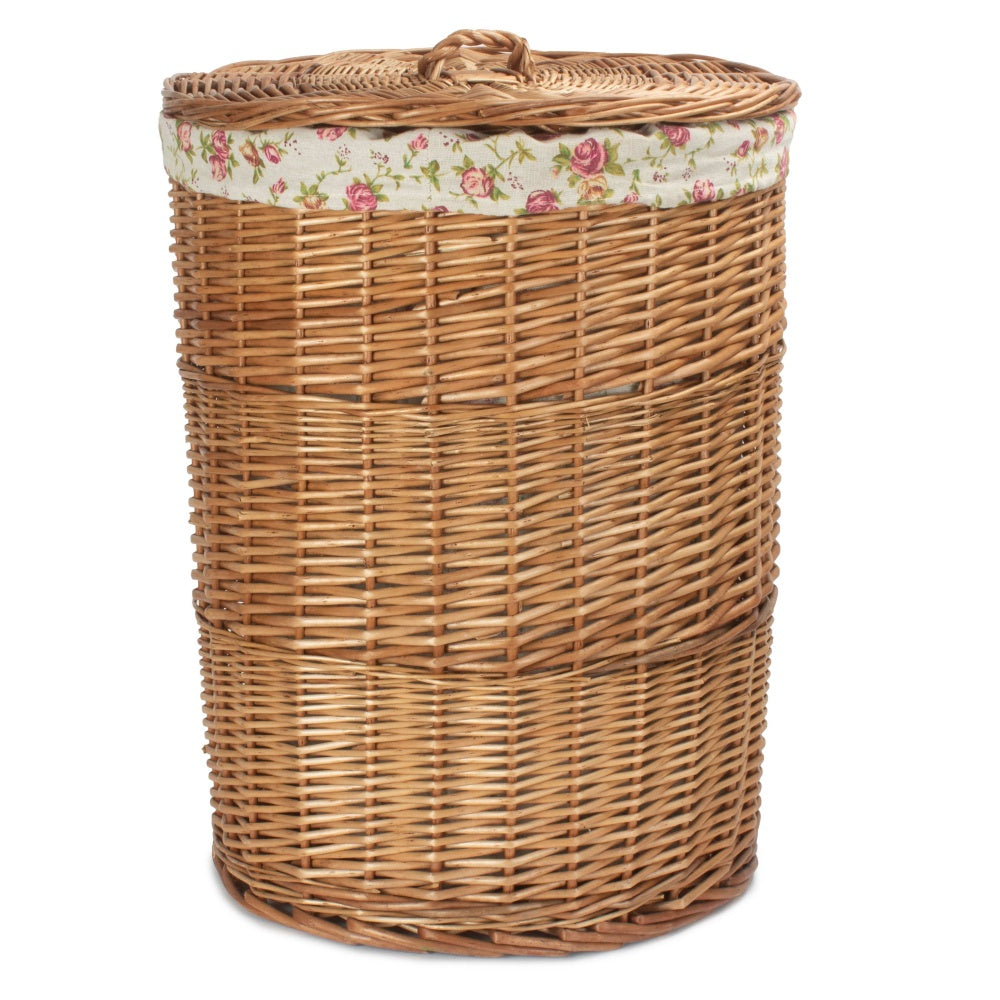 Paniers à linge ronds doublés de roses de jardin légèrement cuits à la vapeur