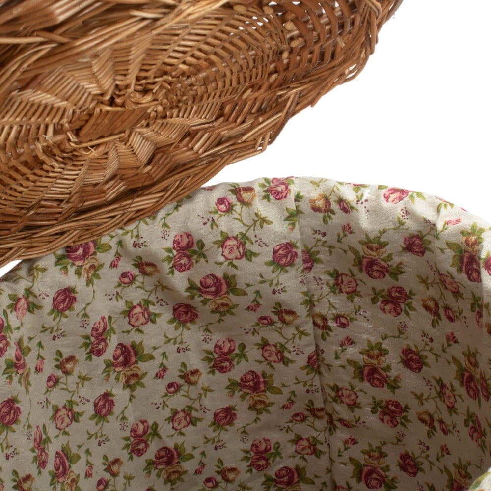 Paniers à linge ronds doublés de roses de jardin légèrement cuits à la vapeur