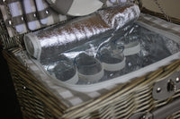 Grau karierter Picknickkorb aus Weidengeflecht mit Kühler